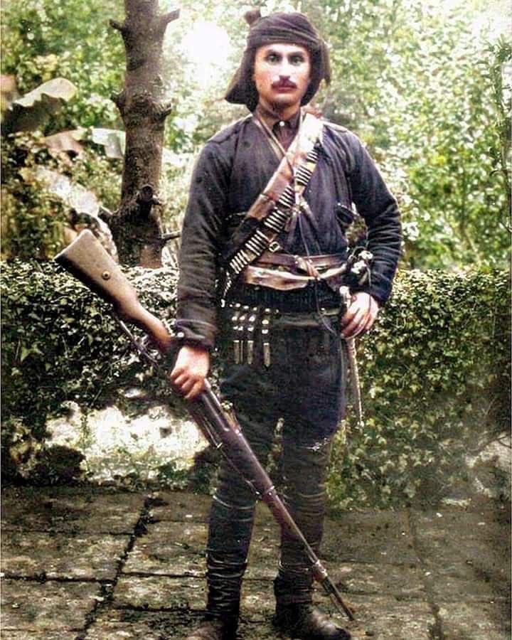 echomackali's tweet photo. Oğuz'dan atam var.
Üç Ok'tan dedem var
Gök Han'dan babam var 
Çepni'den boyum var
(Var olsun)

Yeşilden yatağım,
Maviden yorganım,
Türklükten urganım,
Rabb'imden imanım var
(Hamd olsun)

Sungurdur uğurum,
Türklüktür gururum,
Asidir şu ruhum,
Topal'dan kanım var!
(Şad Olsun) https://t.co/MNVwGY6noD