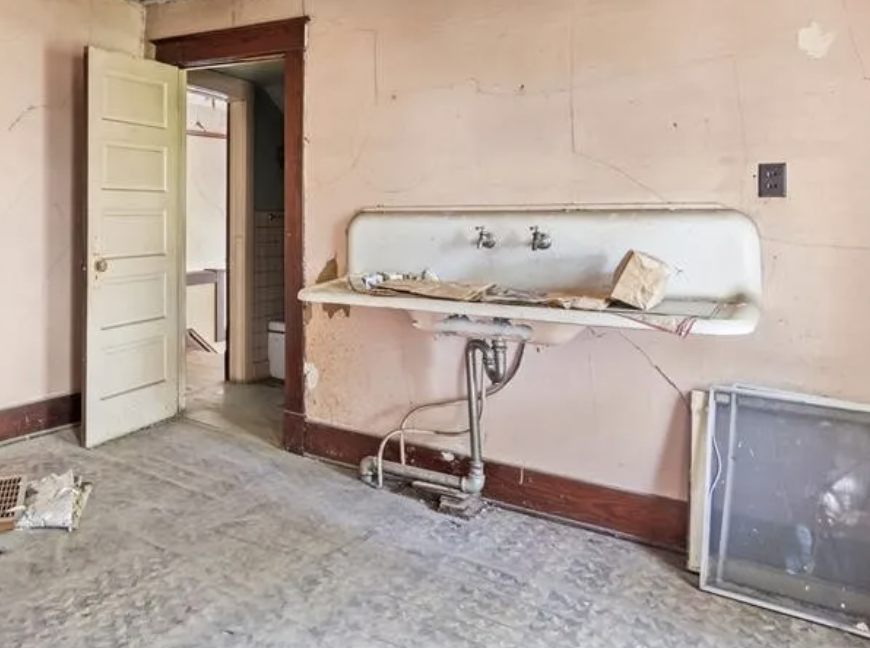 oldhouseunder50's tweet photo. 7/2 Diamond in the Rough c.1903 #Illinois #TimeCapsule on 1.75 #Acres$55K. @oldhousesunder50k
https://t.co/uliGwYgsih https://t.co/S4wlq7D0U9