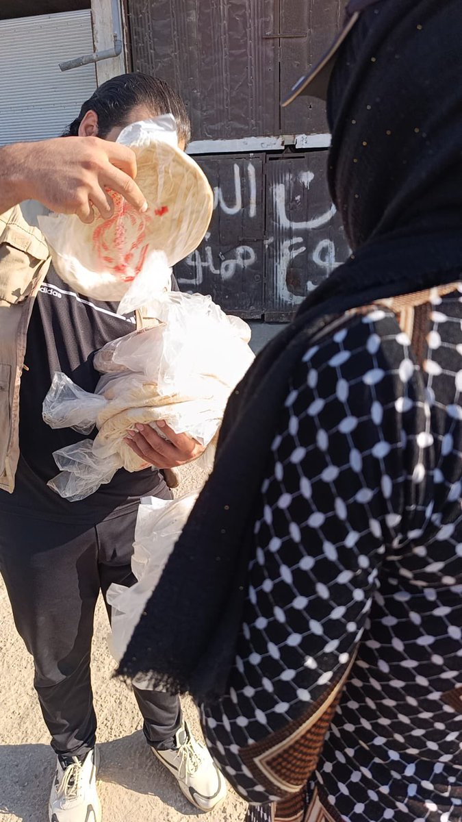 MHShemi's tweet photo. مستمرين ان شاء الله بحملتنا اليومية لتوزيع الخبز المجاني داخل مخيمات الشمال السوري وعلى عوائل الارامل والايتام.
#فريق_الهاشمي https://t.co/wH1vJsBpIU