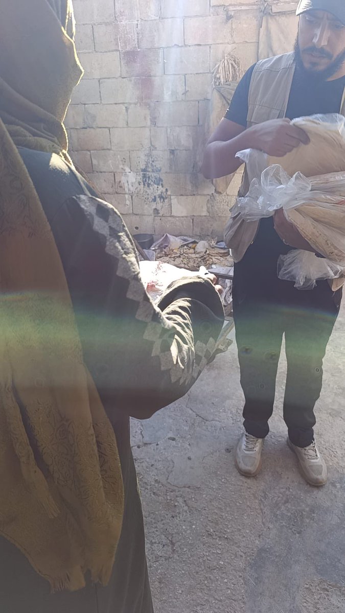MHShemi's tweet photo. مستمرين ان شاء الله بحملتنا اليومية لتوزيع الخبز المجاني داخل مخيمات الشمال السوري وعلى عوائل الارامل والايتام.
#فريق_الهاشمي https://t.co/wH1vJsBpIU