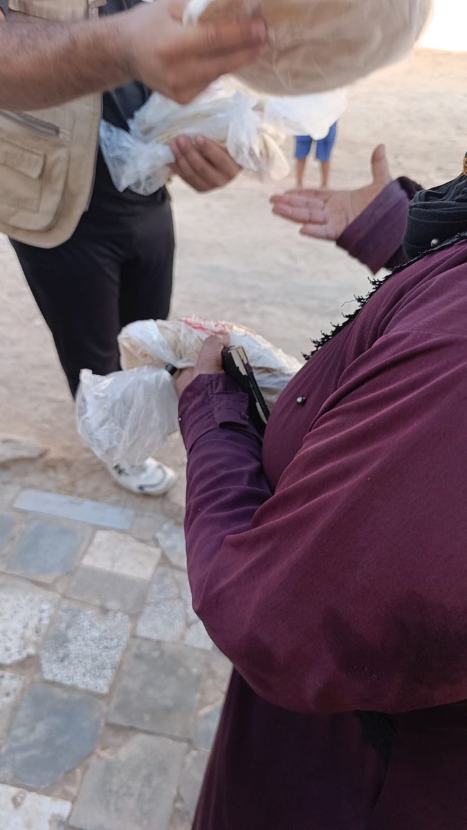MHShemi's tweet photo. مستمرين ان شاء الله بحملتنا اليومية لتوزيع الخبز المجاني داخل مخيمات الشمال السوري وعلى عوائل الارامل والايتام.
#فريق_الهاشمي https://t.co/wH1vJsBpIU