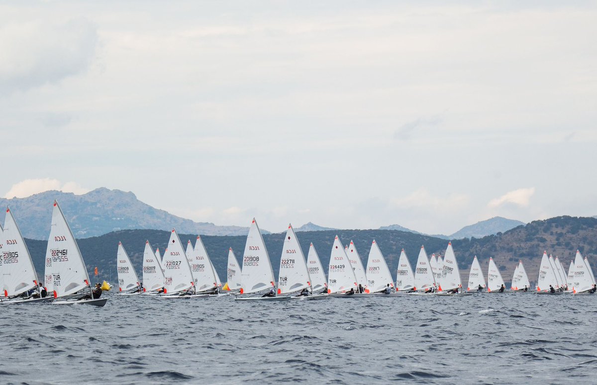 TurkiyeYelken's tweet photo. ⛵ EurILCA Europa Cup’ta Son Gün Yarışlarından Kareler

B.B. Bodrumspor Kulübü ev sahipliğinde 24–27 Eylül tarihleri arasında Bodrum’da düzenlenen EurILCA Europa Cup, son gün gerçekleştirilen yarışların ardından tamamlandı. 🌊

🌍 13 ülkeden 145 sporcunun katıldığı organizasyonda ILCA 4, ILCA 6 ve ILCA 7 sınıflarında dört gün boyunca mücadele gerçekleştirildi.

📸 EurILCA Europa Cup’ın son gün yarışlarından kareler. ⛵

🏆 Gerçekleştirilecek ödül töreninin ardından organizasyon sona erecek.

#gençlikvesporbakanlığı #gsb #tyf #türkiyeyelkenfederasyonu #yelken