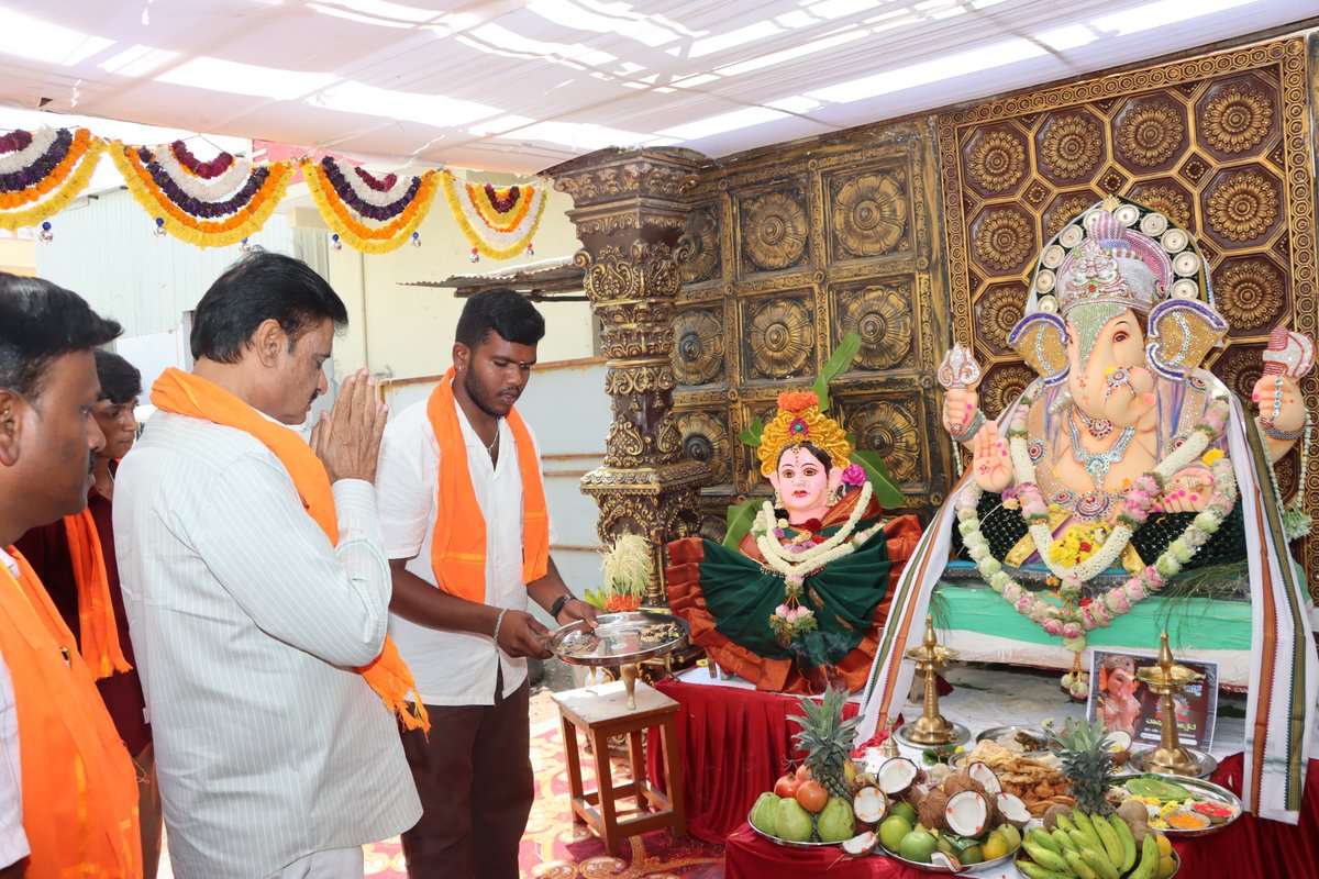 Munirathna_MLA's tweet photo. ಕೊಟ್ಟಿಗೆಪಾಳ್ಯ ವಾರ್ಡಿನ ಶ್ರೀಗಂಧ ಕನ್ನಡ ಯುವಕರ ಸಂಘ ಹಾಗೂ ಲಗ್ಗೆರೆಯ ರಣಧೀರ ಯುವಕರ ಸಂಘದ ವತಿಯಿಂದ ಆಚರಿಸುತ್ತಿರುವ ಗಣೇಶೋತ್ಸವ ಕಾರ್ಯಕ್ರಮಗಳಲ್ಲಿ ಭಾಗವಹಿಸಿದೆನು.#munirathna #ganeshachaturthi #ganeshagowrihabba #divineblessings #divine https://t.co/dTqwzNq2Vy