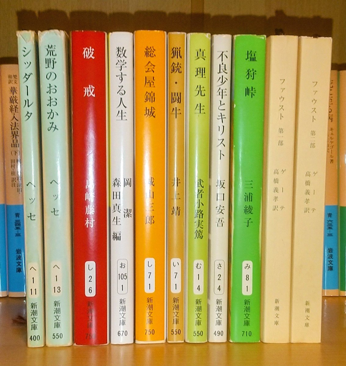 totdaydiary's tweet photo. #私の本棚の新潮文庫ベスト約10冊
読書が趣味になって20年くらいかな
並べてみれば今ま���の遍歴がわかる
いやぁ～いい眺めや✨ https://t.co/BslVr4Bauf