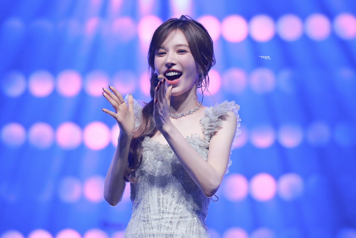 Taek0321's tweet photo. 260927 Disney Hits LIVE
고마워요 내 가수💓
#웬디 #WENDY https://t.co/Kttywb5kXZ