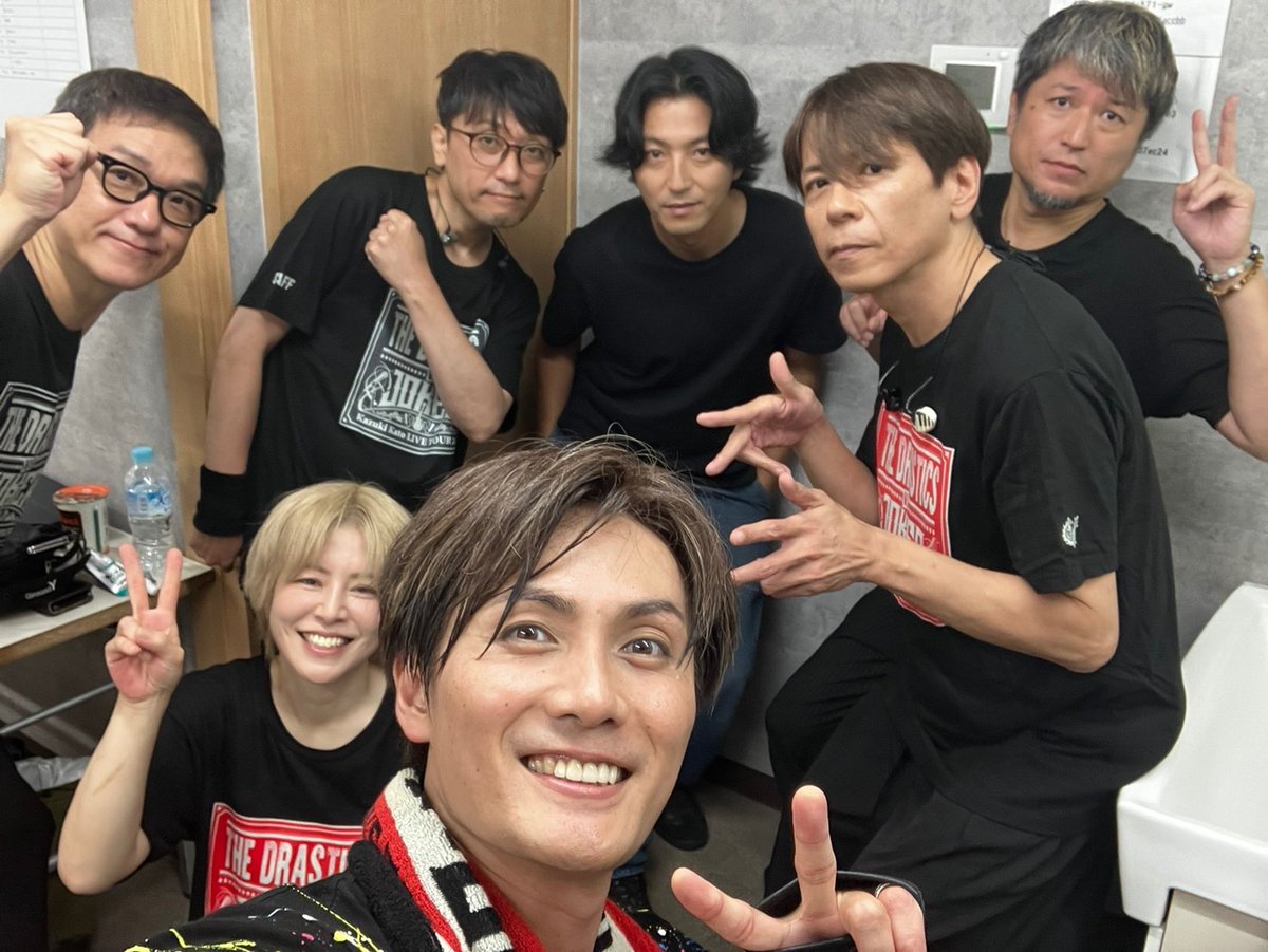tooru_yoshida's tweet photo. 加藤和樹&amp;TheDrastics VS JOKER@高松festhalle終了！おうどん一鶴おやひな瀬戸内レモン頂いて胃の中は既に香川県な身体でステージに！わいわい楽しくのびのびわっしょい熱きLIVEに心からありがとうございました！楽しかったー！そして勝人君ハピバ🎉

#加藤和樹20th https://t.co/eKOePLFipd