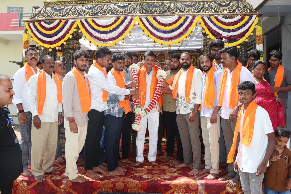 Munirathna_MLA's tweet photo. ಕೊಟ್ಟಿಗೆಪಾಳ್ಯ ವಾರ್ಡಿನ ಶ್ರೀಗಂಧ ಕನ್ನಡ ಯುವಕರ ಸಂಘ ಹಾಗೂ ಲಗ್ಗೆರೆಯ ರಣಧೀರ ಯುವಕರ ಸಂಘದ ವತಿಯಿಂದ ಆಚರಿಸುತ್ತಿರುವ ಗಣೇಶೋತ್ಸವ ಕಾರ್ಯಕ್ರಮಗಳಲ್ಲಿ ಭಾಗವಹಿಸಿದೆನು.#munirathna #ganeshachaturthi #ganeshagowrihabba #divineblessings #divine https://t.co/dTqwzNq2Vy