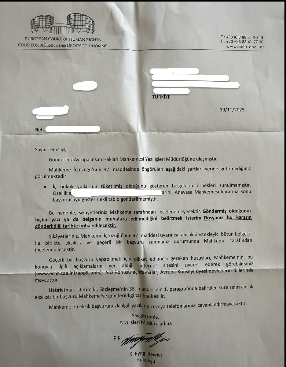 DrUfukYesil33's tweet photo. 🚨Lütfen Dikkat!🚨 

AİHM, toplu verilen kararlarda Anayasa Mahkemesi kararının başvurucuya ait olduğunu gösteren ekli tablonun gönderilmemesi nedeniyle bir başvuruyu daha reddetmiş. Excel formatında kararla gelen tablonun (2. görsel) PDF formatına çevrilerek ve AYM kararıyla birleştirilerek gönderilmesinde fayda vardır.     

Hak kaybı yaşamamak için, AİHM başvurusu yapmadan önce lütfen 3. görseldeki listeyi kontrol edin ve yer işaretlerinize ya da bilgisayarınıza kaydetmeyi unutmayın.