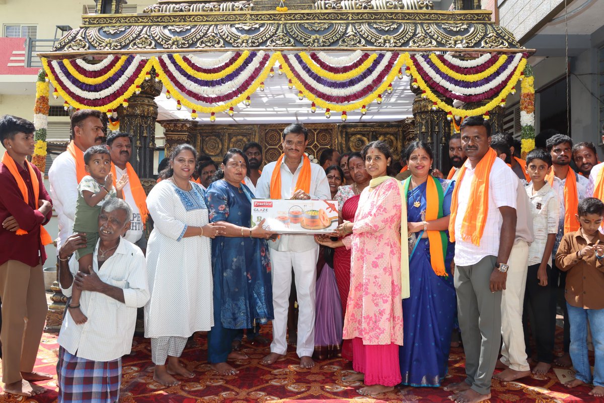 Munirathna_MLA's tweet photo. ಕೊಟ್ಟಿಗೆಪಾಳ್ಯ ವಾರ್ಡಿನ ಶ್ರೀಗಂಧ ಕನ್ನಡ ಯುವಕರ ಸಂಘ ಹಾಗೂ ಲಗ್ಗೆರೆಯ ರಣಧೀರ ಯುವಕರ ಸಂಘದ ವತಿಯಿಂದ ಆಚರಿಸುತ್ತಿರುವ ಗಣೇಶೋತ್ಸವ ಕಾರ್ಯಕ್ರಮಗಳಲ್ಲಿ ಭಾಗವಹಿಸಿದೆನು.#munirathna #ganeshachaturthi #ganeshagowrihabba #divineblessings #divine https://t.co/dTqwzNq2Vy