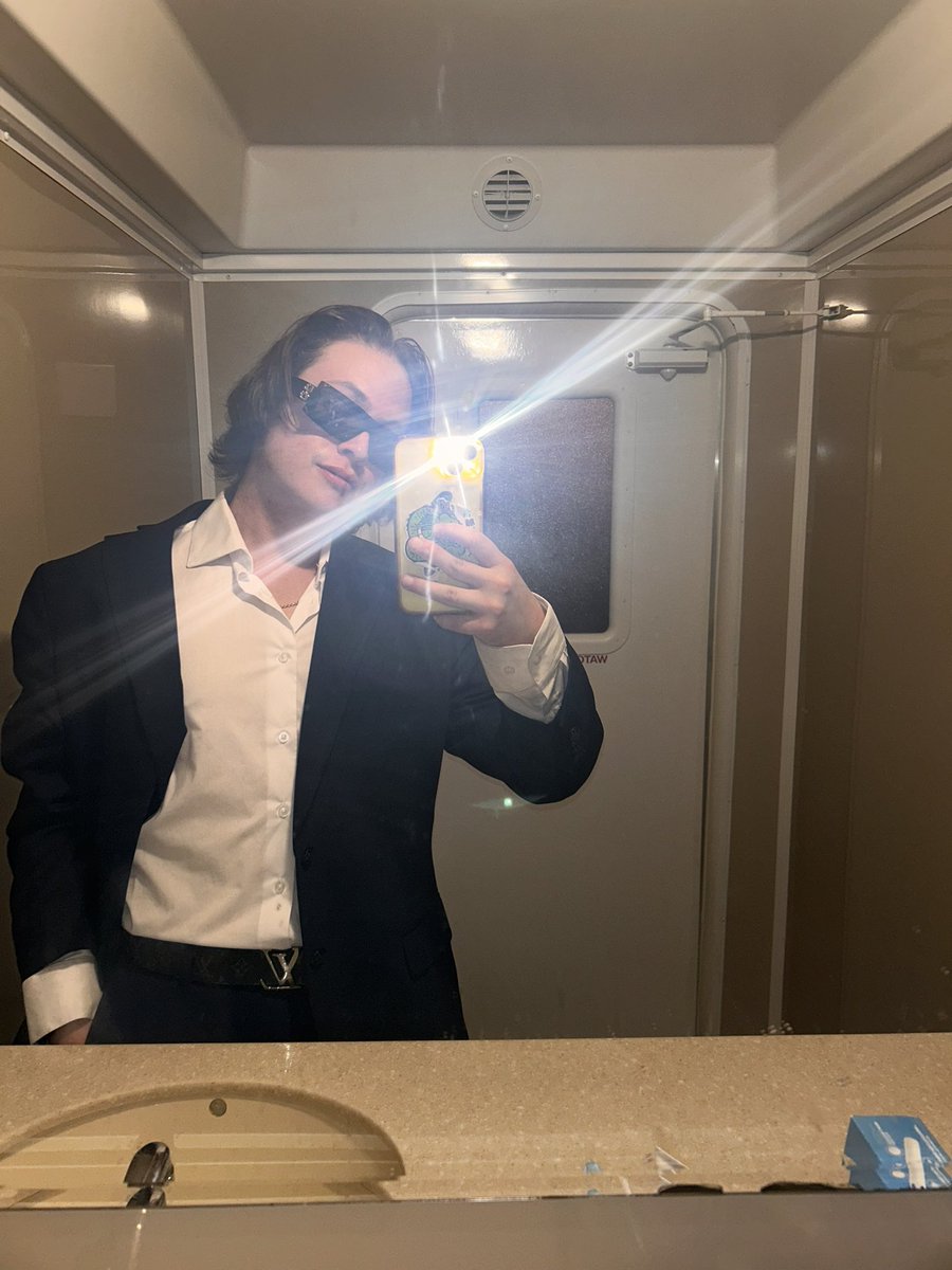 lukejbca's tweet photo. I wanna change my profile pic someone help me out https://t.co/8r6WKepbDr