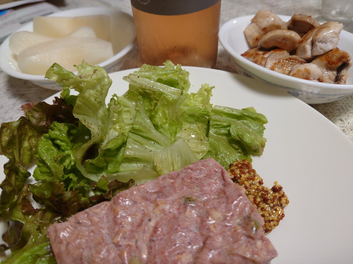 5656mulberry's tweet photo. お久しぶりのパテカン♡
鮭の白子はソテーを塩＆七味で。
珍しく果物（梨 付き）。
飲物はロゼワイン🍷
#お休み晩酌　#野菜足りてない https://t.co/npCcii5reK