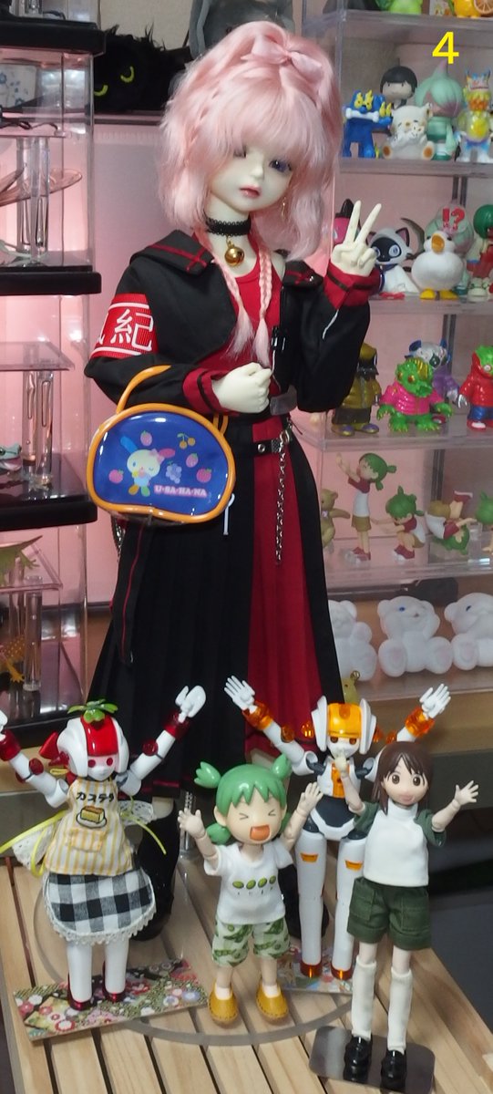 HeniTamanegi's tweet photo. サンリオキャラクターズ
平成ボストンバッグ風ミニポーチ　ウサハナ

十五夜でお団子をついてくれたミルクティさんが
土産にレトロなバッグをくれました🐰👜
約1/4サイズなのでよつばには大きかったですが
1/4のズザナちゃんに持っていくとぴったり！
ハル「スケバンとサンリオのコラボだね！」 https://t.co/cbquakreKV
