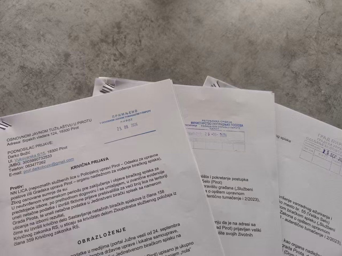 Tochkonja's tweet photo. Svaka čast profesoru Darku Božiću, objavu sa facebook-a prenosim u celosti:
"PODNETA KRIVIČNA PRIJAVA ZBOG FIKTIVNIH PREBIVALIŠTA I KROJENJA BIRAČKIH SPISKOVA U PIROTU!
Danas, 25. septembra 2026. godine u 9h, Osnovnom javnom tužilaštvu u Pirotu zvanično je predata krivična prijava protiv NN lica, nepoznatih službenih lica u Policijskoj upravi Pirot (Odsek za upravne poslove) i/ili Gradskoj upravi Pirot.  

Takođe, krivična prijava je prosleđena i Višem javnom tužilaštvu u Nišu, Posebnom odeljenju za suzbijanje korupcije.

Prijava je podneta zbog osnovane sumnje da su odgovorna lica, po prethodnom dogovoru i sa umišljajem, vršila fiktivne prijave prebivališta za veći broj lica na teritoriji Grada Pirota i unosila netačne podatke u Jedinstveni birački spisak radi direktnog uticanja na izborne rezultate.  

Ovim radnjama izvršena su teška krivična dela:

1. Sastavljanje netačnih biračkih spiskova (član 158 Krivičnog zakonika RS)

2. Zloupotreba službenog položaja (član 359 Krivičnog zakonika RS)  

Pored krivične prijave, jutros su protokolovani i zvanični zahtevi nadležnim organima:

Prvi zahtev predat tačno u 8:00h

Drugi zahtev predat u 8:05h

Izborna volja građana Pirota ne sme biti predmet prekrajanja, manipulacija i fiktivnih stanara! Tražimo hitnu i odlučnu reakciju tužilaštava, kao i utvrđivanje pojedinačne odgovornosti svih umešanih u ove nezakonitosti.

O detaljima i daljim potezima blagovremeno ćemo obaveštavati javnost.

 Prof. Darko Božić

U Pirotu

25.09.2029

Podelite objavu, borba za poštene izbore, istinu i zakonitost se nastavlja!"