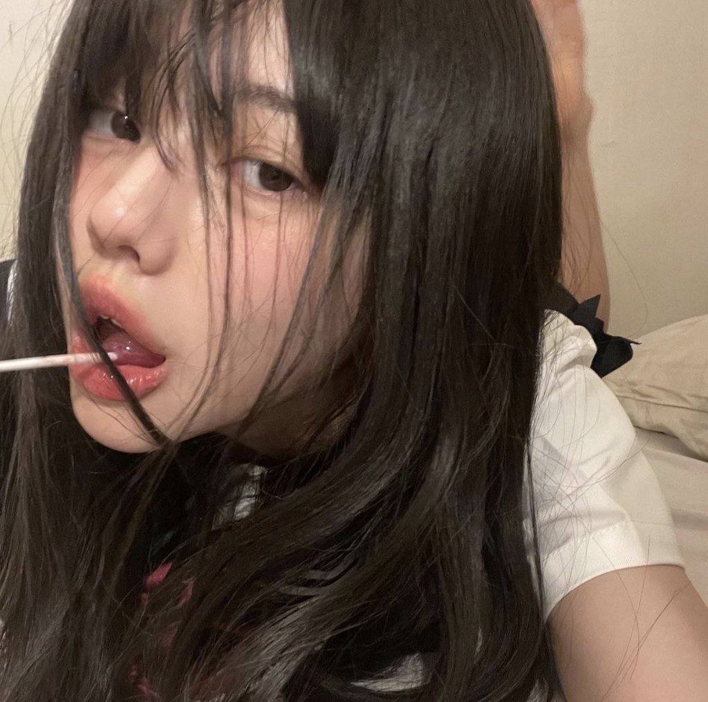 leslie34os6's tweet photo. 谁还想看👀我16岁时候的照片啊？

那个时候长得害羞，中学最粉的时候了

要看的流言就行  赶紧看，准备删了 https://t.co/sVVgLidzoX