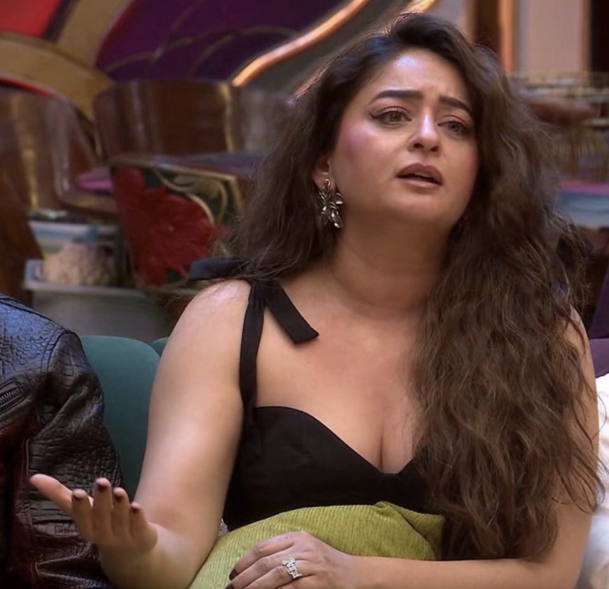 jiya1402's tweet photo. Imagine looking like this and calling someone else a CHAKKA as an insult…. YIKES! 

As much as I don’t like #LoveGill… she mogs #MahhiVij …. Madam u look like a idli grew hair. Guts to insult someone based on their looks. #biggboss20 #bb20 https://t.co/BgfpOB8TC3
