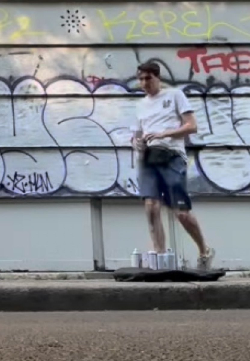 Graffitigayfish's tweet photo. PEYSA 🇫🇷🤡

Like always, a scrawny 65kg white boy with a good job, a family life, sitting there fantasizing about gangsta street life like all the others💕 YZ, HLM, Peysa.. like street slang crap, coming from a soyboy, always funny to see. Pure trash scene💯💩 #graffiti #france https://t.co/CVPSjl04DX