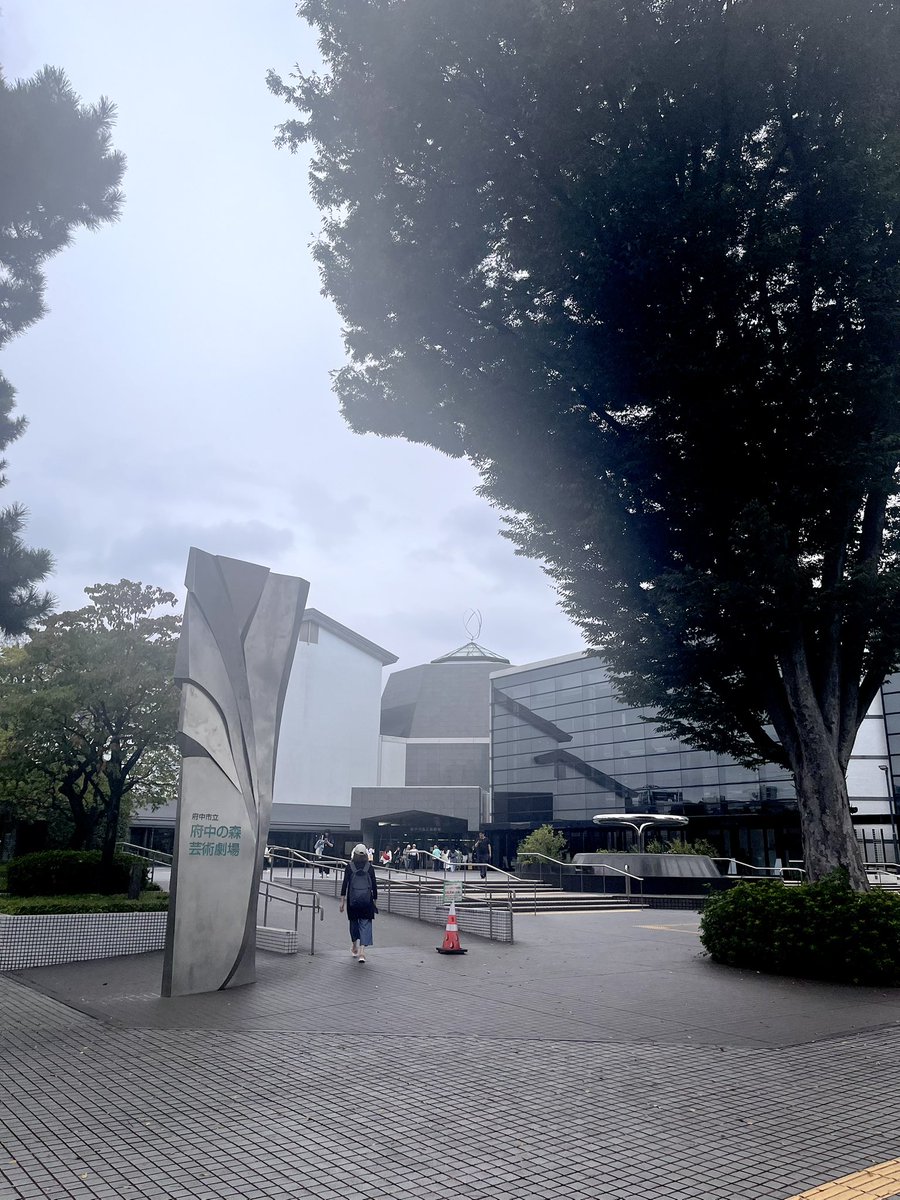 izey__'s tweet photo. 久しぶりに見るスポットライトの下でのパフォーマンス姿が本当にかっこよくて惚れ直したっ🦍🖤心が一気に浄化🧹✨東京駅から会場まで1時間半くらいかかり、予想してたよりも時間がかかってしまった。ただ駅前も人が少なく、会場付近も緑が多くて雰囲気良かった🌳カオスな新宿駅との差…。 https://t.co/9i6VRh3BKT