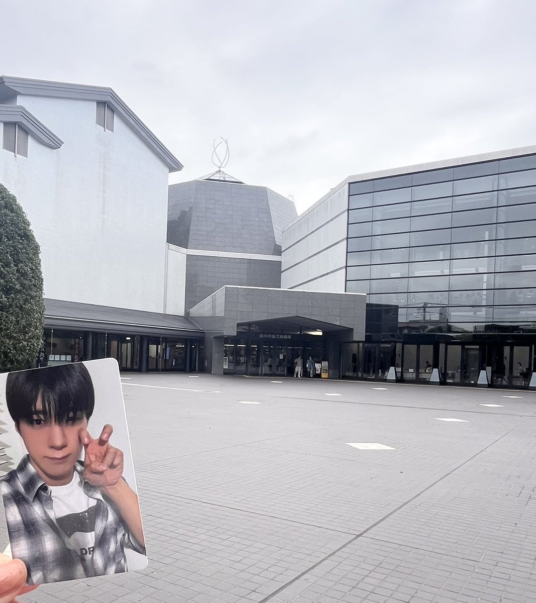 izey__'s tweet photo. 久しぶりに見るスポットライトの下でのパフォーマンス姿が本当にかっこよくて惚れ直したっ🦍🖤心が一気に浄化🧹✨東京駅から会場まで1時間半くらいかかり、予想してたよりも時間がかかってしまった。ただ駅前も人が少なく、会場付近も緑が多くて雰囲気良かった🌳カオスな新宿駅との差…。 https://t.co/9i6VRh3BKT