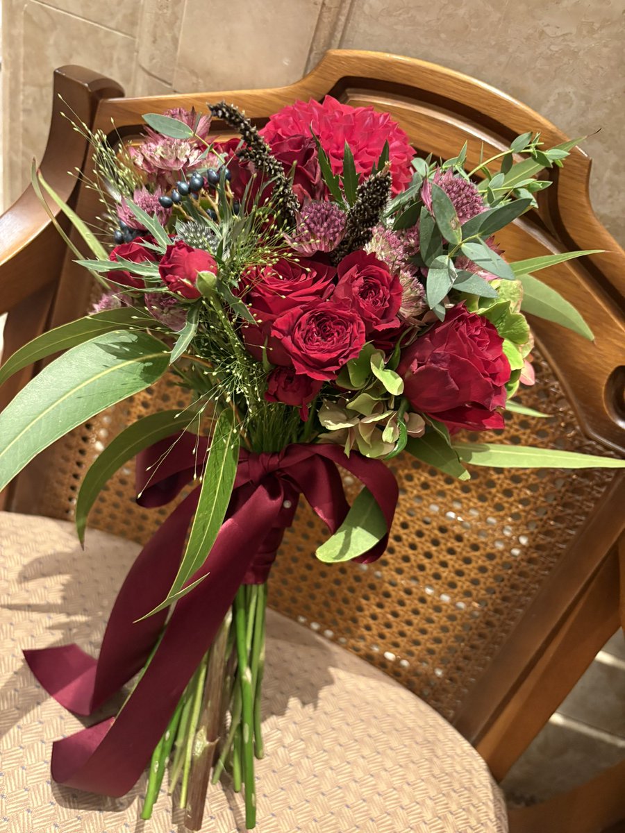 y8__nyaR's tweet photo. 大好きな親友の結婚式🫶🏻
スピーチ任せてくれて、ブーケもくれてありがとう
本当に綺麗だった￼😭😭😭
心からおめでとう〜！！！！！
末長くお幸せに https://t.co/uYtZASlB3F