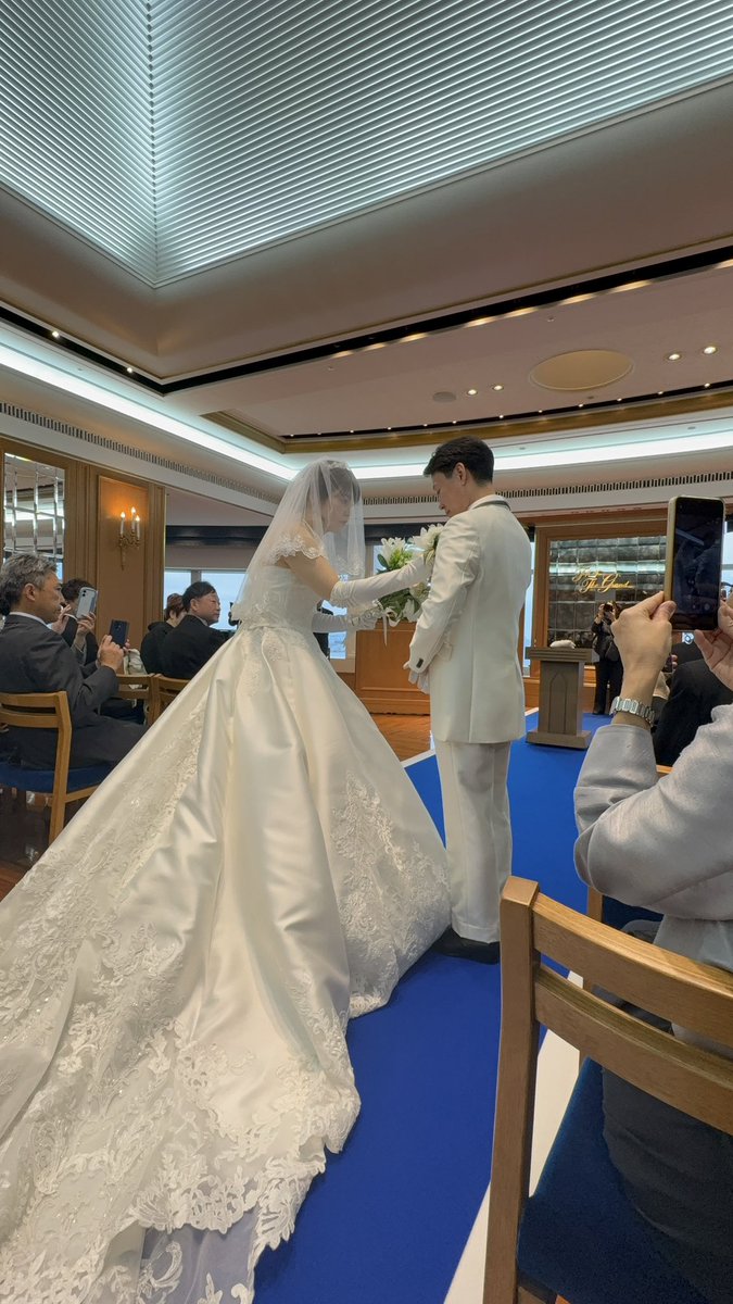 y8__nyaR's tweet photo. 大好きな親友の結婚式🫶🏻
スピーチ任せてくれて、ブーケもくれてありがとう
本当に綺麗だった￼😭😭😭
心からおめでとう〜！！！！！
末長くお幸せに https://t.co/uYtZASlB3F