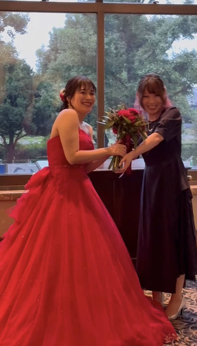 y8__nyaR's tweet photo. 大好きな親友の結婚式🫶🏻
スピーチ任せてくれて、ブーケもくれてありがとう
本当に綺麗だった￼😭😭😭
心からおめでとう〜！！！！！
末長くお幸せに https://t.co/uYtZASlB3F