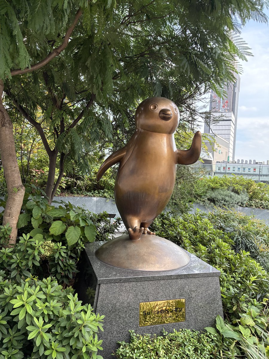 240415mproS's tweet photo. 東京駅はフラれたけど、新宿のペンスタでチョコ缶GET🐧
南口『Suicaのペンギン像』は健在です！ https://t.co/xcycwCyF8d