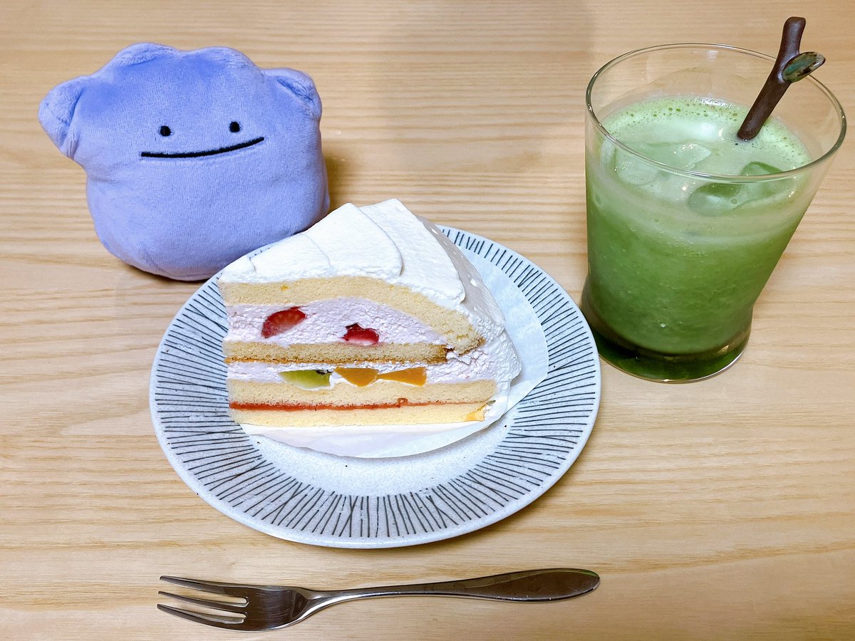 mommon2304's tweet photo. 「モン！モン！💕」

姉の家でお茶タイム☕️
今日は抹茶ラテ自分で泡立てて作ってみました✨
美味しかった〜☺️
お姉ちゃんもメタモンにかぼちゃのケーキ分けてくれたよ！よかったねメタモン🥰 https://t.co/h18WeEbhqZ