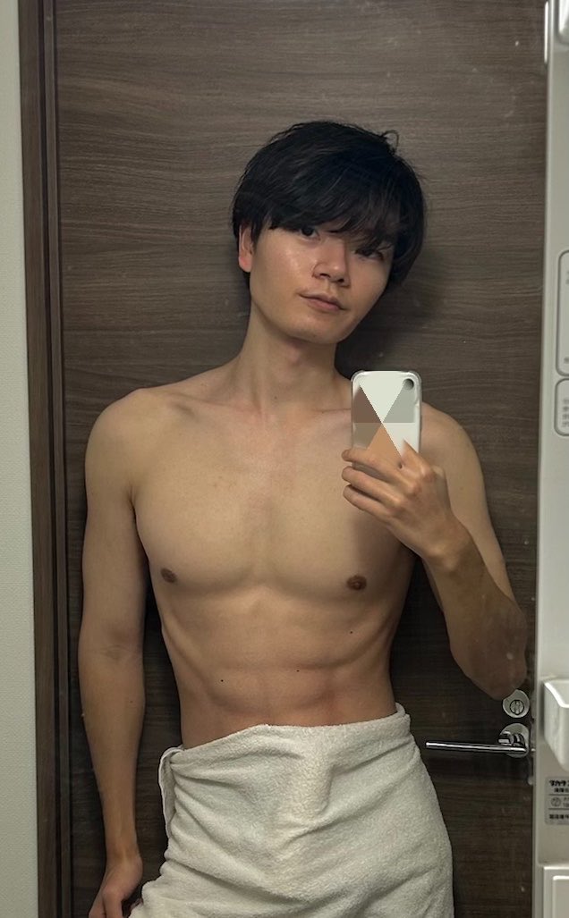 rukiyahf20's tweet photo. 最近増量期で太っちゃったけど全身プロフィールだしたよー
dmまってる💪

#筋肉 #筋トレ #腹筋 #ゲイ https://t.co/IKhCVowvHS
