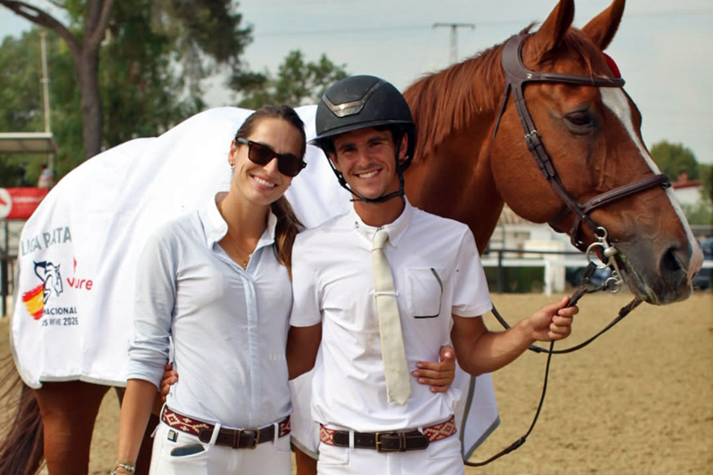 OcioCaballo's tweet photo. Luis Ortiz Agüera se impone en el GP Trofeo Verisure del CSN5* de Pineda 🏆

✏️ NOTICIA COMPLETA: https://t.co/ZMupHVY0rh https://t.co/4xjDsLf7cz