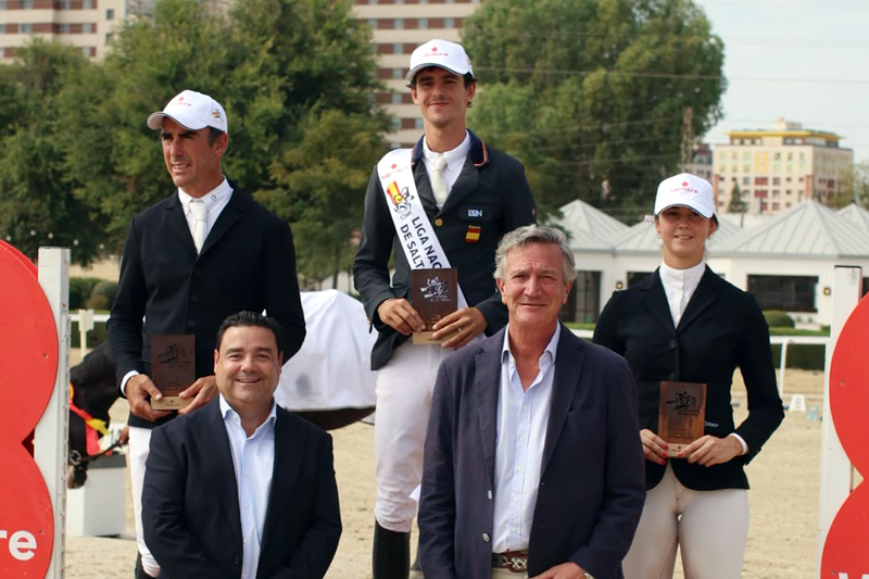 OcioCaballo's tweet photo. Luis Ortiz Agüera se impone en el GP Trofeo Verisure del CSN5* de Pineda 🏆

✏️ NOTICIA COMPLETA: https://t.co/ZMupHVY0rh https://t.co/4xjDsLf7cz