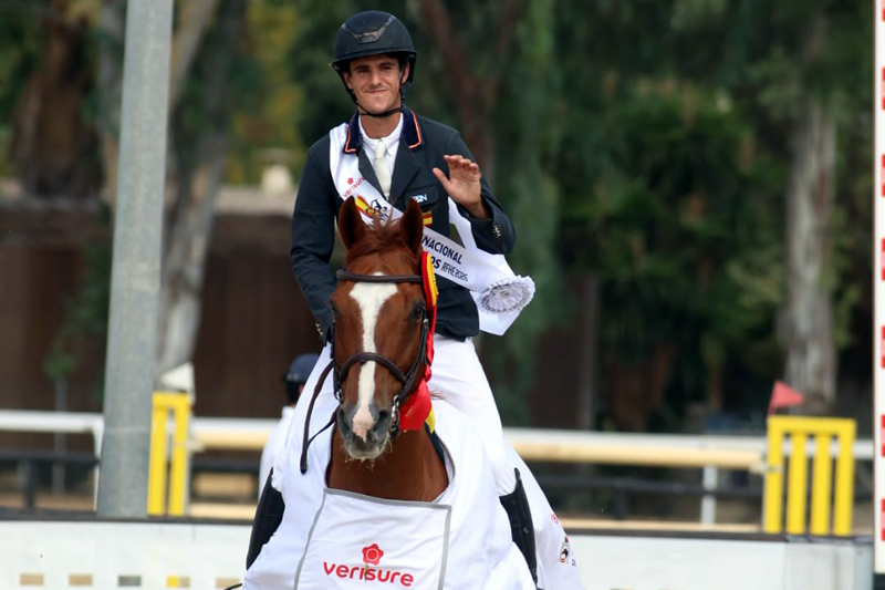 OcioCaballo's tweet photo. Luis Ortiz Agüera se impone en el GP Trofeo Verisure del CSN5* de Pineda 🏆

✏️ NOTICIA COMPLETA: https://t.co/ZMupHVY0rh https://t.co/4xjDsLf7cz