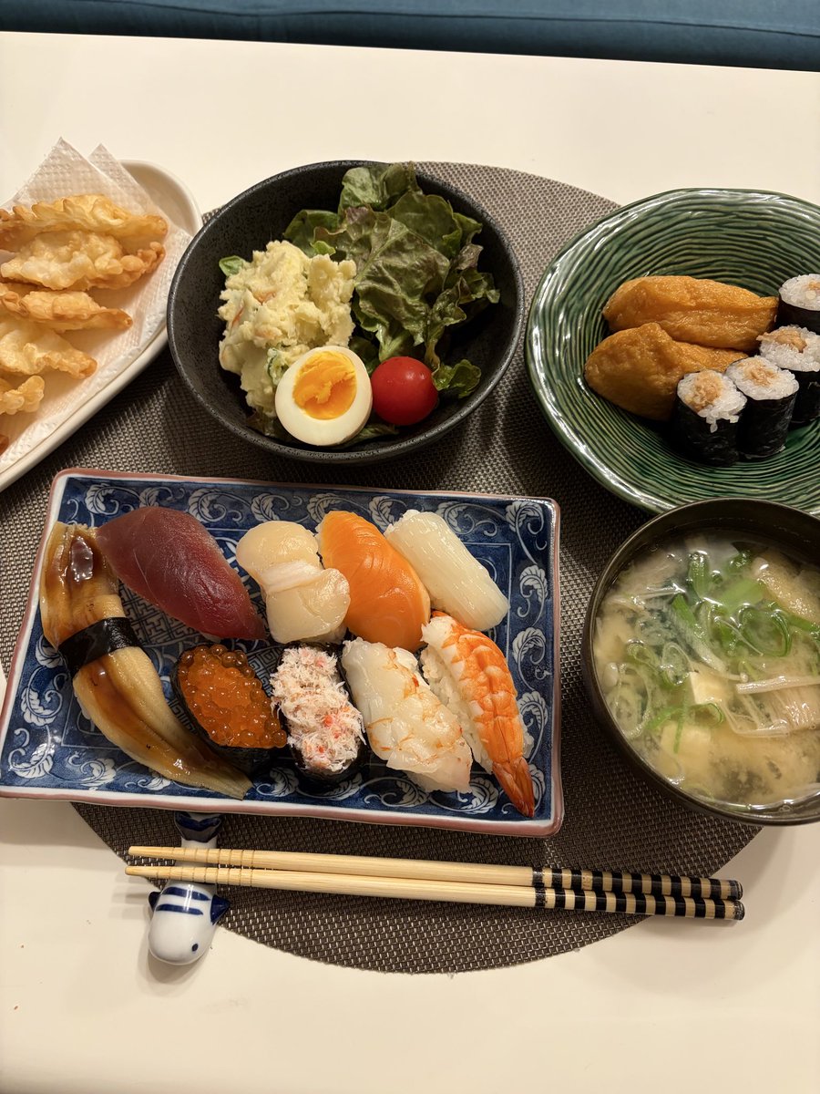 camcamxx's tweet photo. あ、お寿司（いなりと納豆巻き含む）は２人前だよ〜写真撮るのに私の前に置いてますが🤣2割引きでした！ポテトサラダと煮卵とチーズ揚げと小松菜の味噌汁は作りました^ ^ 今日は休肝日にします⭐︎ #おうちごはん https://t.co/r03dnlNuul