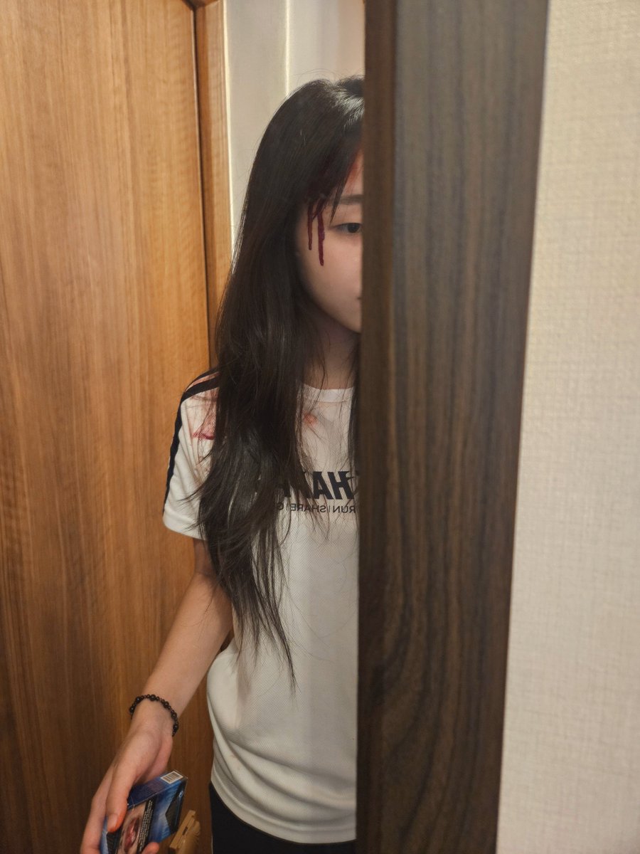 brunette_421's tweet photo. 피가 잘 안지워져서 얼굴이 뻘건 사람으로 전철탐 https://t.co/Bofgc6VgYI