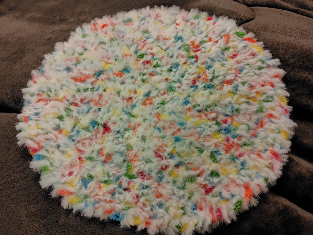 FuMoFu_MoFuMo's tweet photo. キャンディニットのトロピカルで編ませていただきました。まん丸もふもふ！

色がビー玉やおはじきみたいでとても可愛いもふもふ…もふもふ… https://t.co/kptqGyNsSw