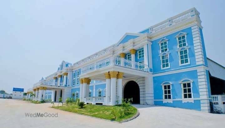 DailyDeccan's tweet photo. #Hyderabad: Congress leader and bodybuilder Esa Misri has not paid Waqf Board rent for years, with arrears now at ₹1.16 crore, according to a government response to an RTI filed by Syed Mohammed Nizamuddin Jeelani. Noori Palace’s monthly rent is ₹1.75 lakh. @habeeb_masood https://t.co/DNGKz6PtVr