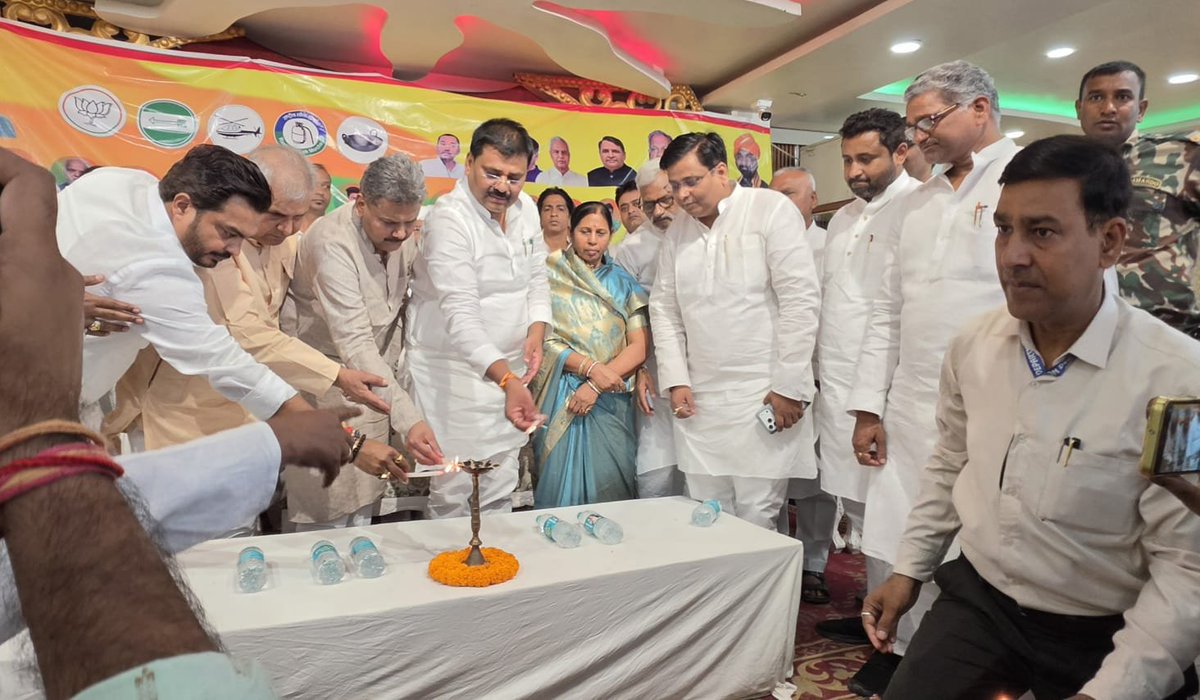 sunilkbv's tweet photo. आज सिवान जिले में सारण शिक्षक निर्वाचन क्षेत्र से NDA समर्थक जनता दल (यूनाइटेड) के प्रत्याशी श्री आनंद पुष्कर जी के पक्ष में सभी शिक्षक एवं शिक्षिका मतदाताओं से मतदान करने की अपील की।
#NDA #JDU
#Bihar https://t.co/vobiUuyqkd