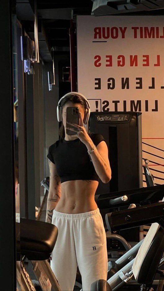 Diorgirlx's tweet photo. girl. go to the gym https://t.co/NmaLUAIDPK