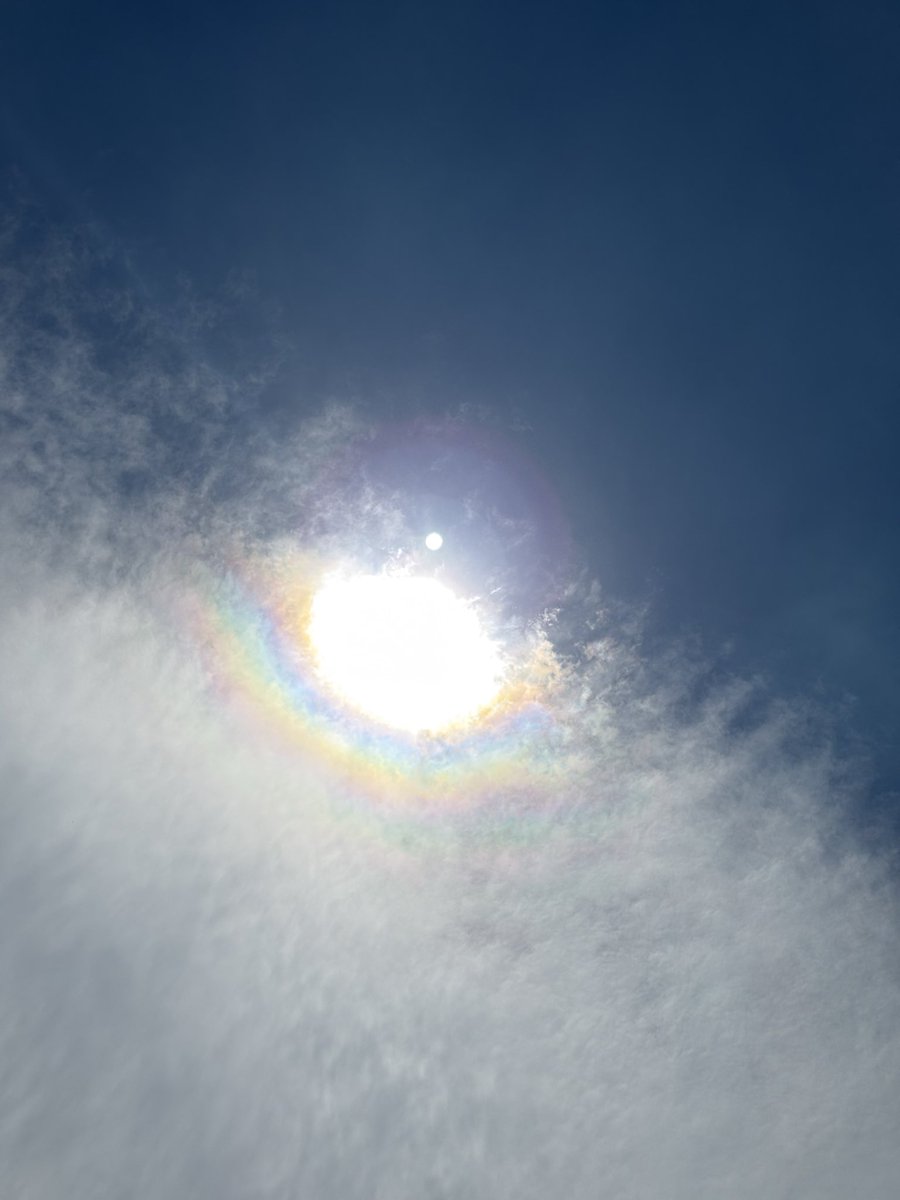 nyankosuki11's tweet photo. 空を見上げたら、虹色の光。

なんだか「大丈夫」って
言われたような気がした😊

新しい一週間も、自分のペースで🌈

#空の写真 #虹色の空 https://t.co/xYMuiffMMW