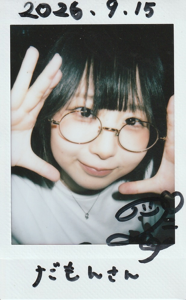 damedamon's tweet photo. 450フォロワおめでと！次は目指せ500だね！

記念に秘蔵の丸顔眼鏡っ子チェキ放出するね！
ニトカ トナリア

#ニトカトニッコリ https://t.co/sqykcmJpAX