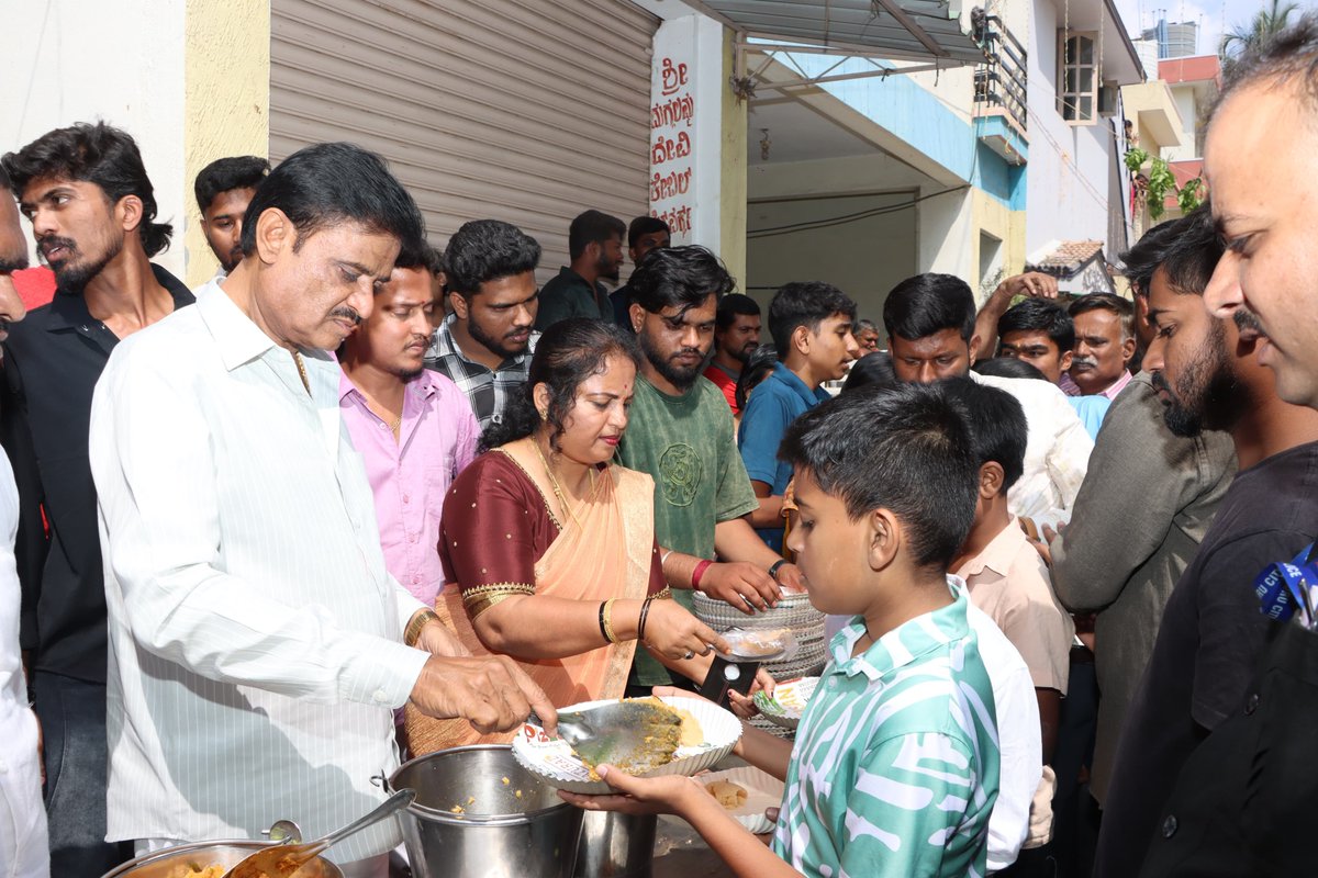 Munirathna_MLA's tweet photo. ಕೊಟ್ಟಿಗೆಪಾಳ್ಯ ವಾರ್ಡಿನ ಶ್ರೀಗಂಧ ಕನ್ನಡ ಯುವಕರ ಸಂಘ ಹಾಗೂ ಲಗ್ಗೆರೆಯ ರಣಧೀರ ಯುವಕರ ಸಂಘದ ವತಿಯಿಂದ ಆಚರಿಸುತ್ತಿರುವ ಗಣೇಶೋತ್ಸವ ಕಾರ್ಯಕ್ರಮಗಳಲ್ಲಿ ಭಾಗವಹಿಸಿದೆನು.#munirathna #ganeshachaturthi #ganeshagowrihabba #divineblessings #divine https://t.co/dTqwzNq2Vy
