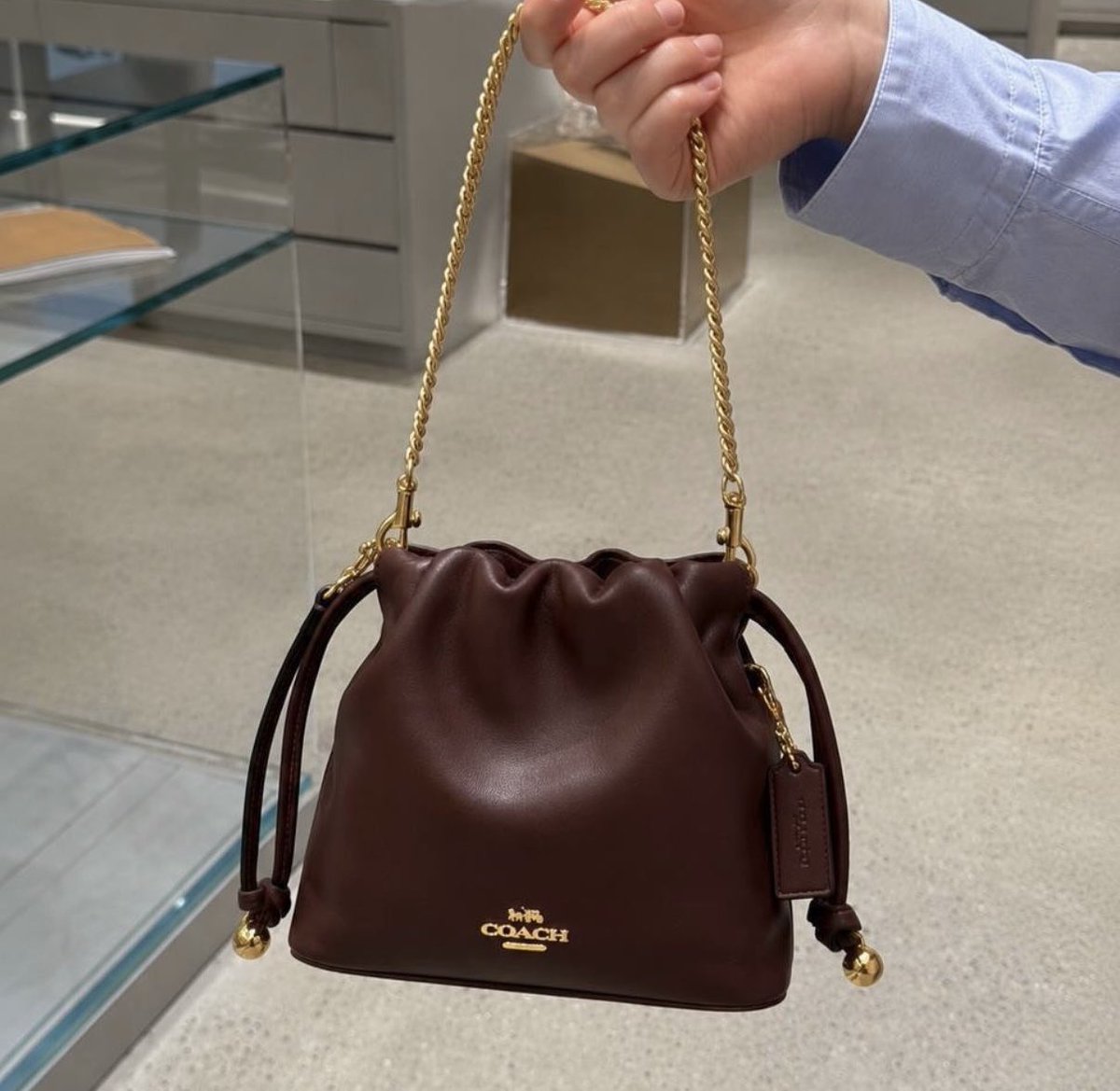 yu__624777's tweet photo. 韓国で売り切れてるcoachのコレ👜
巾着型のバッグがカワイすぎる（ ܸʚ̴̶̷̷⩊ʚ̴̶̷̷ ܸ）💖
バッグ好きって、何個バッグあっても足りないよね❓❓ https://t.co/ekusp1ZIVF