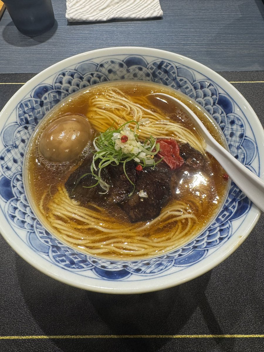 sikth0728's tweet photo. Craft Ramen BiT閉店前に辿り着いたのでコンソメらーめんとどんこのっけ飯
スープが美味すぎて替え玉あるのに飲みすぎてしまった。ジビエっぽい鹿肉や茸などの具ももちろん美味いしどんこのっけ飯もここでしか食えない味すぎて本当に好き(何ならどんこのっけ飯食べたくて来たまである https://t.co/phuZUFZbYN