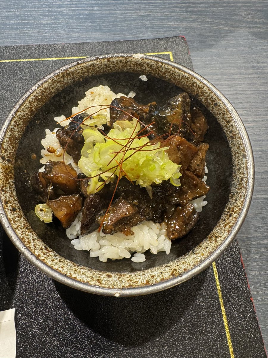 sikth0728's tweet photo. Craft Ramen BiT閉店前に辿り着いたのでコンソメらーめんとどんこのっけ飯
スープが美味すぎて替え玉あるのに飲みすぎてしまった。ジビエっぽい鹿肉や茸などの具ももちろん美味いしどんこのっけ飯もここでしか食えない味すぎて本当に好き(何ならどんこのっけ飯食べたくて来たまである https://t.co/phuZUFZbYN