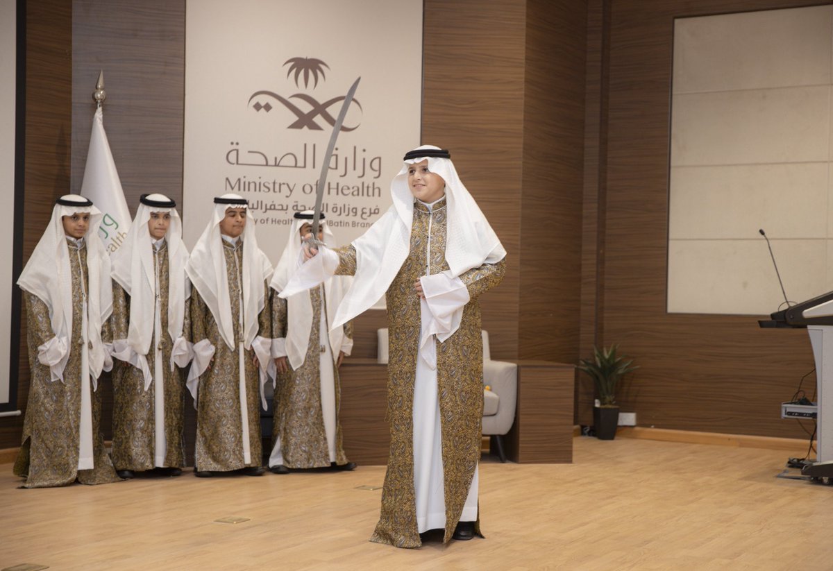 hfrmoh's tweet photo. احتفاءً بـ #اليوم_الوطني_السعودي، نظم فرع وزارة الصحة بحفر الباطن حفلًا وطنيًا بحضور مدير الفرع ، والرئيس التنفيذي لتجمع حفر الباطن الصحي ، ومدير مستشفى القوات المسلحة بالشمالية، والهلال الأحمر السعودي وهيئة الصحة العامة -وقاية -.

وتضمن الحفل أوبريتًا وطنيًا بعنوان "كل حلم نحققه" إلى جانب قصيدة وطنية، وعرضًا مسرحيًا، وعرضًا مرئيًا، في أجواء تجسد مشاعر الفخر والاعتزاز بالوطن وقيادته.