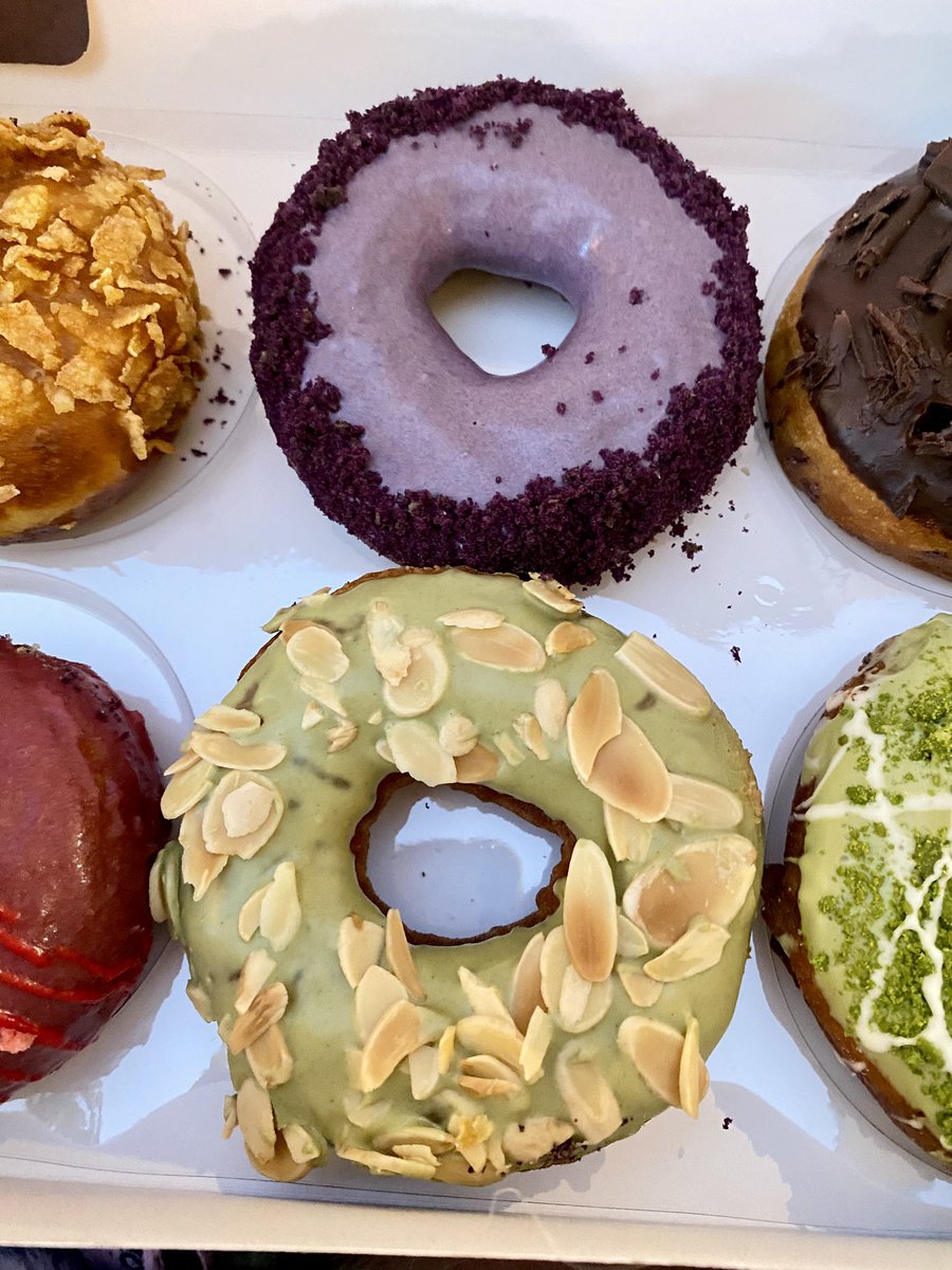 Thianchovy's tweet photo. Udah coba dan enakkkk guisss 😋💚💜
Donat nya juga kita ijo ungu kan 😝 https://t.co/8GjxhKSRv4