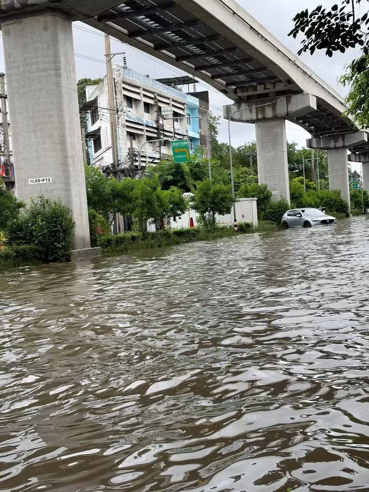 tkstory17's tweet photo. ลาดพร้าวบ่ายวันนี้​ สาหัส​อยู่
วันนี้​เข้าพื้นที่ไปตั้งแต่บิ๊กซี-ลาดพร้าว128
ยับ!!

#น้ำท่วมกรุงเทพ https://t.co/7amcFX5w9I
