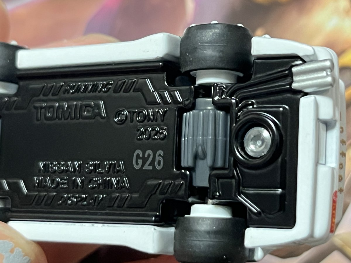 COROLLA_210's tweet photo. トミカCWのシルビア！
上手いことドリ車風に纏めたなーって印象
ロゴなんかも捻り出したんだろう努力が伝わる
べったり走ろうに似せたロゴが良い味…
ギミックは唸ったねこれは
おもちゃメーカーらしく上手いわ https://t.co/H9eFQozVuY
