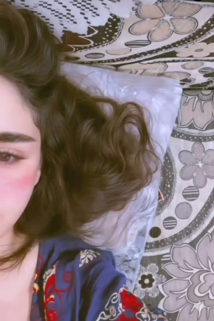 Cherrylapacha's tweet photo. آخر وہ ایسی کیا چیز ہے جو ہر چیز کو مٹی کا ڈھیر بنا دیتی ہے؟
ان گنت خواہشیں، بے شمار خواب… دیکھتے ہی دیکھتے ٹھنڈی ہوا کے جھونکے کی طرح گزر جاتے ہیں، اور ہم کچھ نہیں کر پاتے۔
آخر وہ کیا ہے وقت، نصیب یا زندگی؟
𓆩 𝓒𝓱𝓮𝓻𝓻𝔂 𓆪 https://t.co/Zs0dzFWtM5