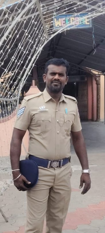 wilson__thomas's tweet photo. Headconstable Velmurugan of Kovilpalayam police station in #Coimbatore clung onto the roof rails of an SUV for about 40 km as three men from Rajasthan tried escape from the police with over 250 kg of gutkha. The video was shot by the crew of an NHAI ambulance. @THChennai https://t.co/7pAt9m4ZVd