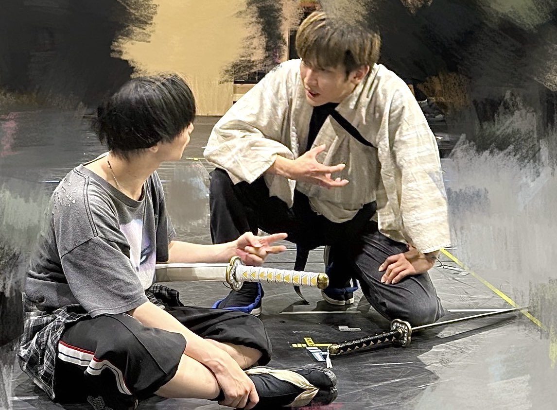 yohei_isshiki's tweet photo. 「洋平と何かやりたいんだよな…」

舞台「鬼滅の刃」の楽屋で、圭輔さんは度々私にそう仰って下さっていました。

「嬉しいです、なんでもやりたいですよ私」

そんなお返事しか出来なかった私の隣で、
圭輔さんは何度も何度も「何がいいかな…何がいいんだろ…」とウンウンと一人、唸って下さっていました。
ーーーーーーーーーー

ある時。
それは舞台「鬼滅の刃」の韓国ショーケース出演を終えた帰り道でした。

帰国し、帰りのリムジンバスでひょんなことから二人きりになった私に

「やっぱり、俺らは芝居やな！！」

そう圭輔さんが仰いました。

「私もそう思います」

そう返事した自分に対し、「思ってたなら早く言いなさいよ」と心の中でツッコミました。

そして「洋平の書く文章、好きなんだよな」

その言葉は、脚本をお引き受けさせて頂くには十分すぎるお言葉でした。

あのバス内での圭輔さんの目、声色、そして周りのお客様のご迷惑にならないようヒソヒソとしつつも熱量のある温度感、忘れません。

あれが今回の二人芝居の始まりであることは、当時の私ですら肌感でわかりましたから。
ーーーーーーーーーー

圭輔さんの活動20周年記念舞台。

「どう華を添えられるか」と考えたら…
やはりそれは、素晴らしい演劇を創ることでしか達成し得ないと感じています。

圭輔さんのファンの方々
そして演劇ファンの方々
延いては演劇関係者の方々にも

「あの二人芝居、観ておいた方がいいよ」
そう仰って頂けるような演劇作品を創ることでしか、華は添えられないと感じています。

ただただ一生懸命にそれを目指します。

プロットは完成し、
現在は「お前に何ができるんだ一色洋平！」と自分に対して突っかかりながら、第一稿を書き進めている最中です。

大変そうに聞こえますかね。
でも、これだけお伝えさせて下さい。

この企画のことを考えている時、
自分が活き活きとしているのがわかるんです。

この企画のことを考えている時、
それこそがまるで息抜きに思えるほど
充実しているんです。
ーーーーーーーーーー

圭輔さん。並びにご関係者の皆様。
光栄という言葉では足りないほどの機会を
本当に有難うございます。

いま自分ができる精一杯でもって参加させて頂きます。

忘れ難い演劇作品に、きっとしてみせます。

最後に。
ご自身の周年記念に「舞台」を創られる植田圭輔さんへ、心から尊敬の念を込めて。

一色洋平